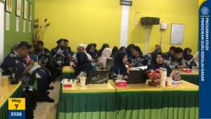 Guru mengikuti pelatihan pembuatan komik strip edukatif sebagai media pembelajaran kreatif FKIP UAD di SMP Muhammadiyah 7 Yogyakarta.